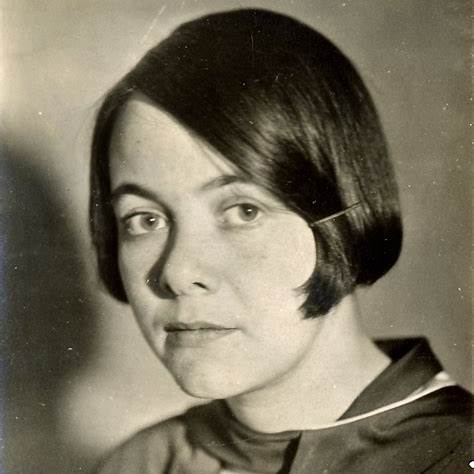 Ett svartvitt ansiktsfotografi på den svenska diktaren, poeten och författarinnan Karin Boye.